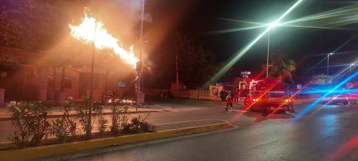 Se incendia la palapa de un restaurante en Playa del Carmen; los bomberos evitaron que las llamas se extendieran a otros negocios.