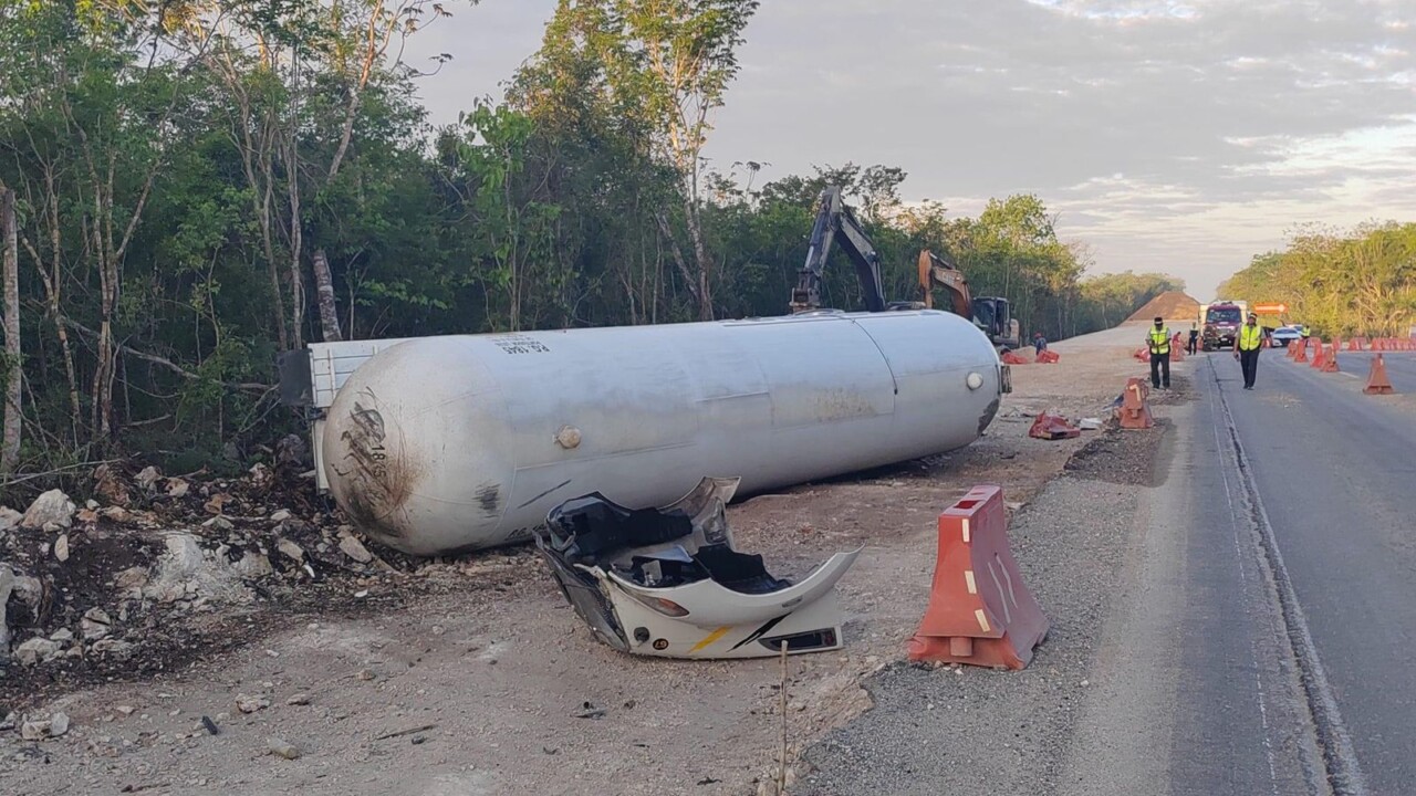 Vuelca pipa cargada con gas LP en la carretera Mérida-Cancún; el accidente se produjo por un pestañazo del chofer.