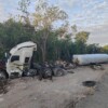 Vuelca pipa cargada con gas LP en la carretera Mérida-Cancún.