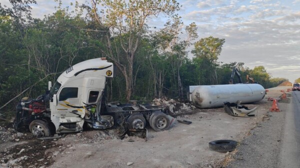 Vuelca pipa cargada con gas LP en la carretera Mérida-Cancún.