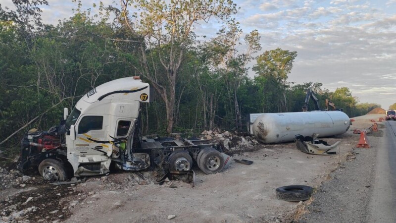 Vuelca pipa cargada con gas LP en la carretera Mérida-Cancún.