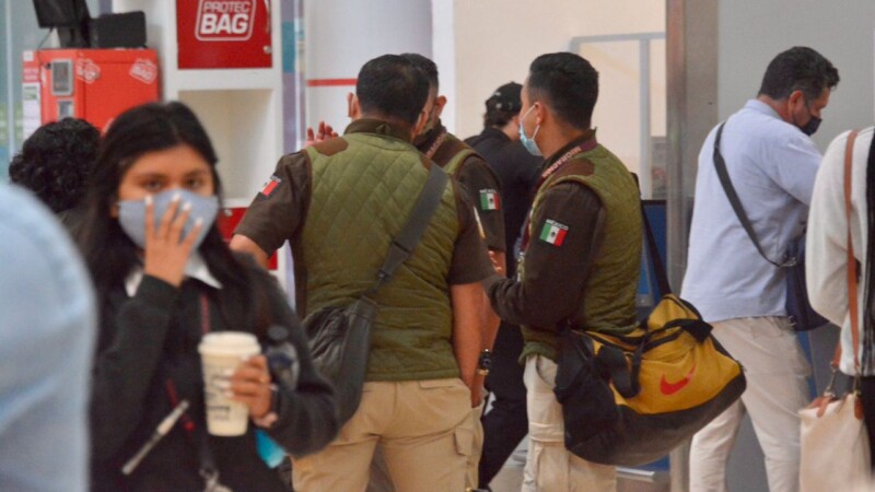 Despiden a 250 agentes migratorios por maltratar a turistas en el aeropuerto de Cancún.