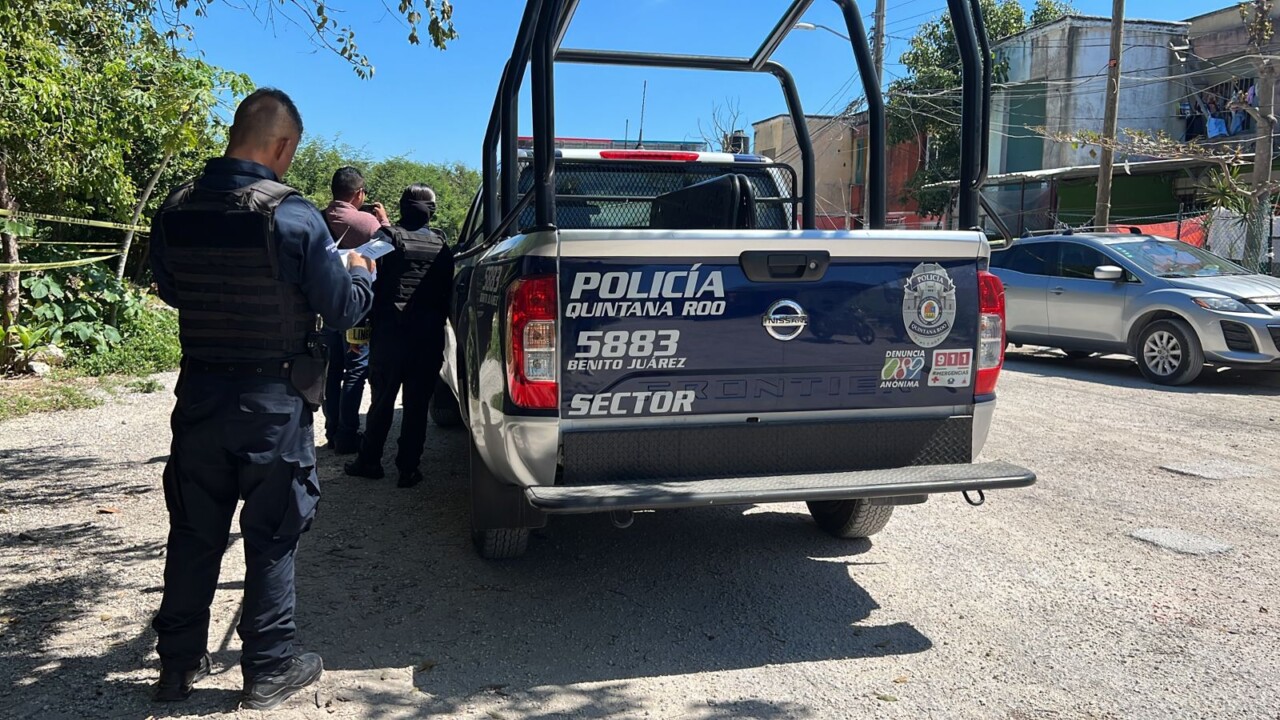 Hallan un cuerpo putrefacto en la Región 225 de Cancún; al parecer un hombre se ahorcó en un área verde del fraccionamiento La Selva.
