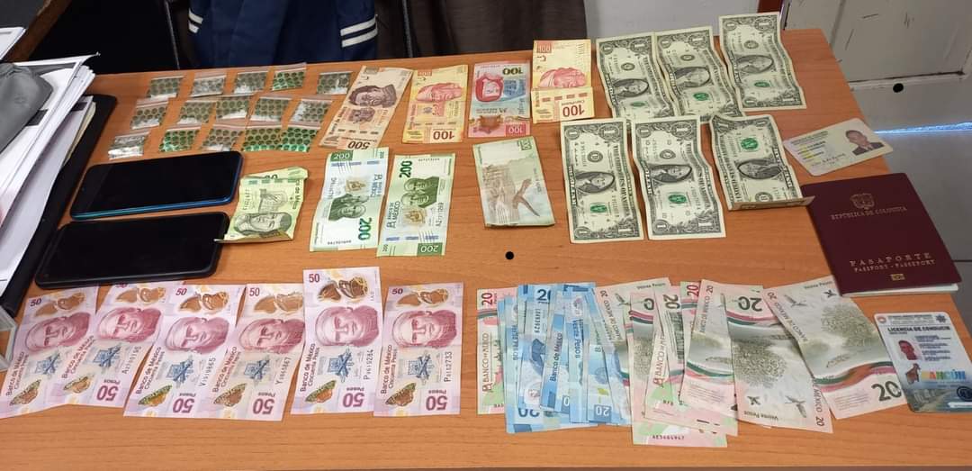 Detienen a dos colombianos por delitos contra la salud en Cozumel; les decomisaron varias dosis de cocaína y dinero presumiblemente del narcomenudeo.