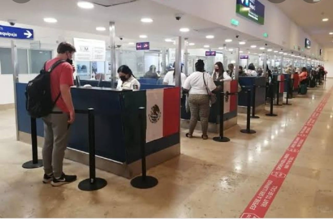 Despiden a 250 agentes migratorios por maltratar a turistas en el aeropuerto de Cancún; en todo el país son más de 2,400 los dados de baja.