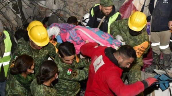 Terremoto en Turquía: Milagroso rescate de una mujer atrapada entre escombros (VIDEO).