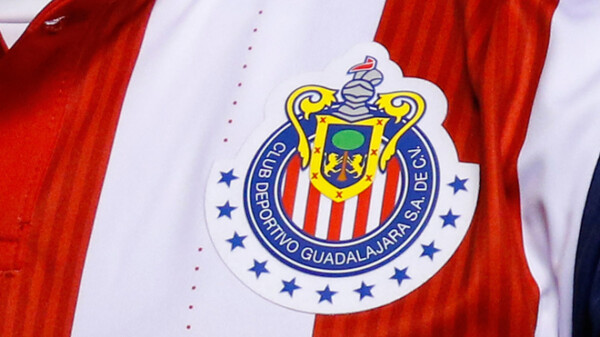 ¿Fingió la lesión? futbolista de Chivas asiste a concierto