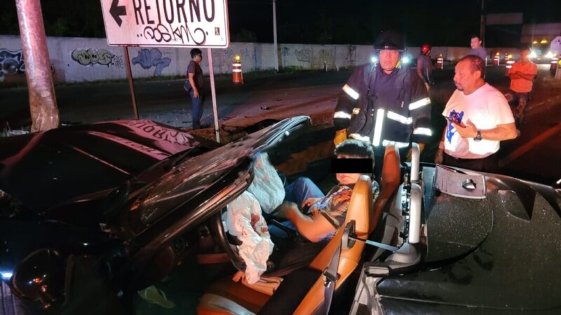 Extranjeros sufren aparatoso accidente en Playa del Carmen.