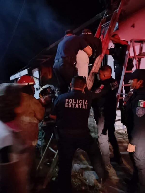 En Chetumal rescatan a familia de un incendio; dos mujeres y dos menores lograron ser puestas a salvo en la colonia Arboledas.