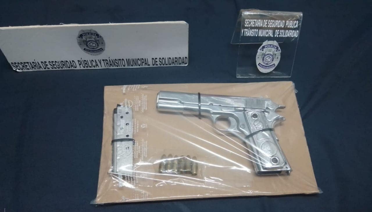 Detienen a trío de pistoleros en Playa del Carmen; en una revisión, policías les hallaron un arma abastecida.