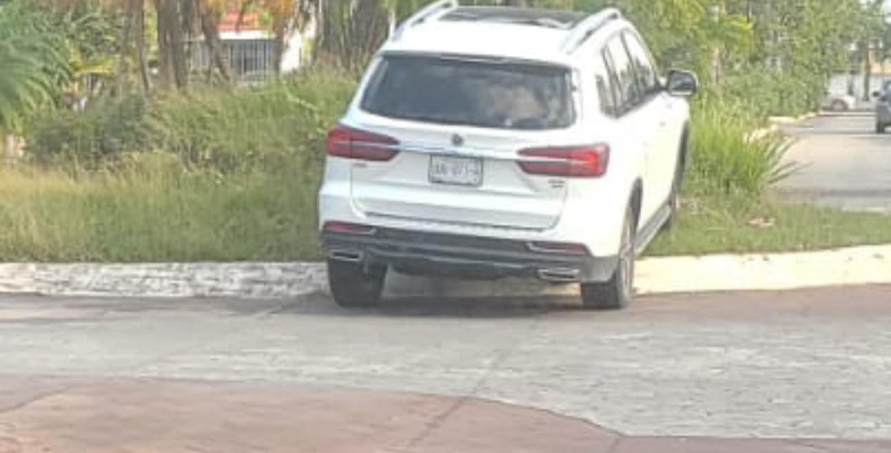 Ejecutan a una mujer en residencial Santa Fe de Cancún; la víctima se trasladaba en una camioneta cuando fue atacada a balazos.