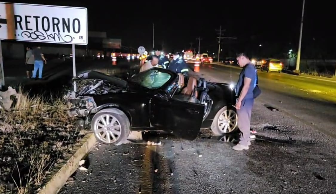 Extranjeros sufren aparatoso accidente en Playa del Carmen; por el exceso de velocidad se impactaron contra una camioneta, la cual se volcó.