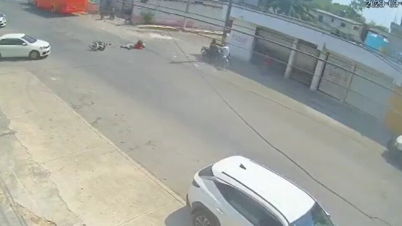 Motopatrullero protagoniza doble choque en la Ruta 4 en Cancún (VIDEO).