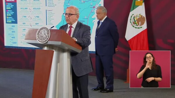 Reconocen a Florescano; presenta rescate arqueológico en Tren Maya