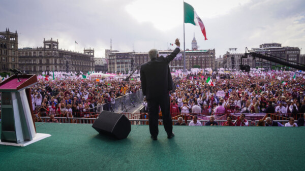 Celebra AMLO participación en el Zócalo; “necesario el respaldo popular”