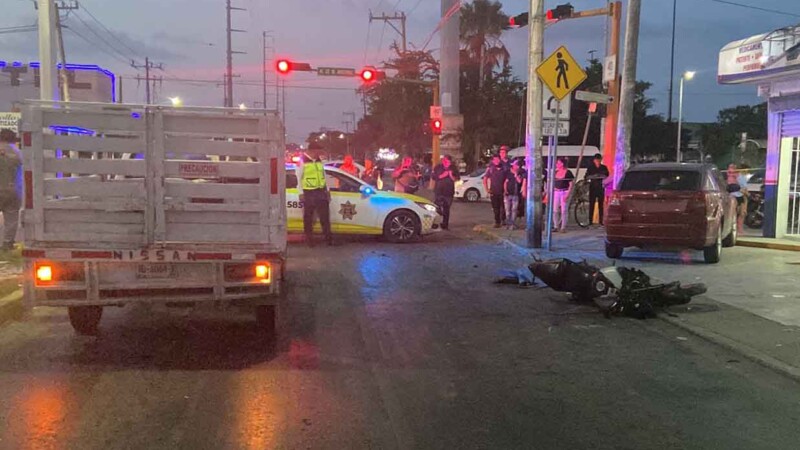 Motociclista pierde la vida al impactarse con camioneta en Cancún
