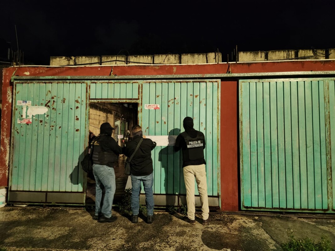 En Cozumel catea la FGE seis inmuebles relacionados con narcomenudeo; tras asegurar drogas y una escopeta, se colocaron sellos en las propiedades.