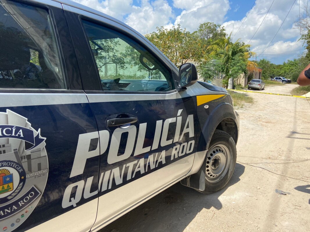 Hallan cuerpo embolsado en la colonia Jericó de Cancún (VIDEO); al parecer se trata de un hombre que fue bajado de un vehículo.