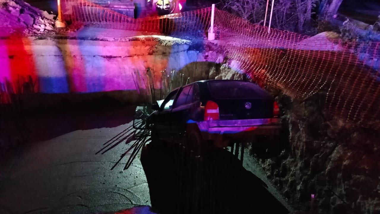 Cae pareja en auto en una excavación del puente Nichupté en Cancún; la unidad literalmente se clavó en unas varillas.