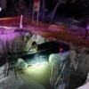 Cae pareja en auto en una excavación del puente Nichupté en Cancún.