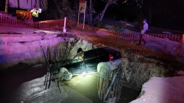Cae pareja en auto en una excavación del puente Nichupté en Cancún.
