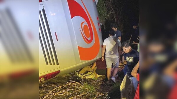 Volcadura de autobús en Veracruz acaba con alegría carnavalera