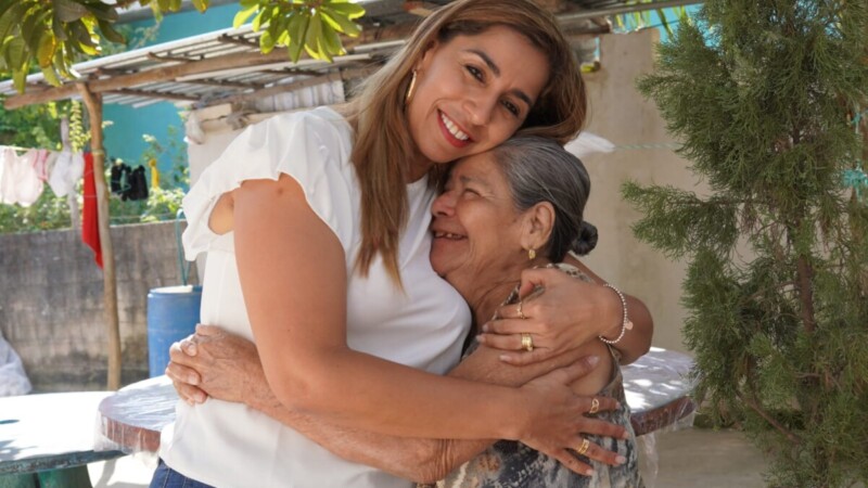 Visita Marybel Villegas a vecinos de la Colonia Generación 2000