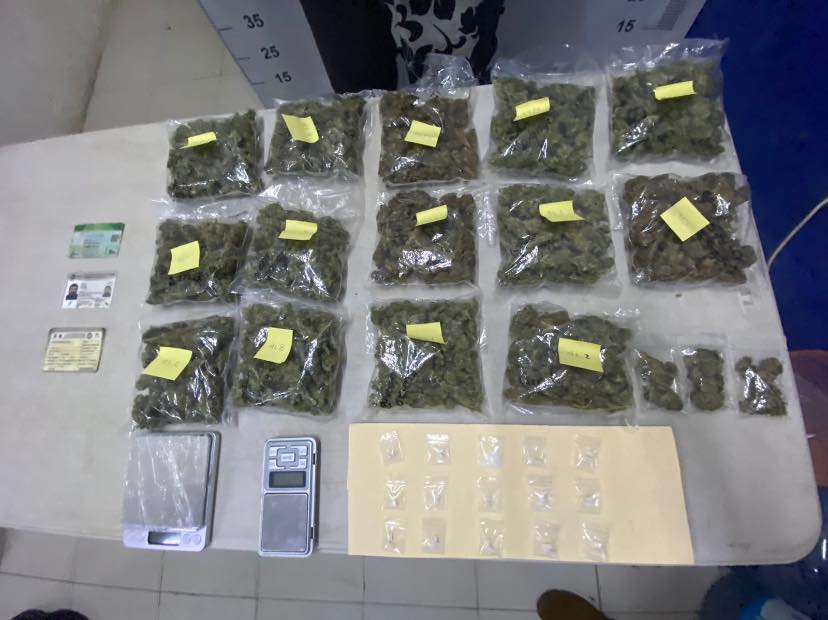 Detienen a hombre en posesión de drogas es en Isla Mujeres; en una revisión de rutina le hallaron varias dosis de marihuana y cocaína.