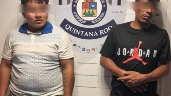 Detienen a dos sujetos por robo a comercio en la Supermanzana 253 de Cancún.