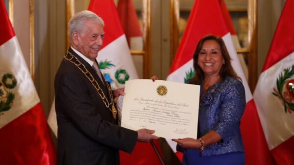 Destaca AMLO reconocimiento de Perú a Mario Vargas Llosa