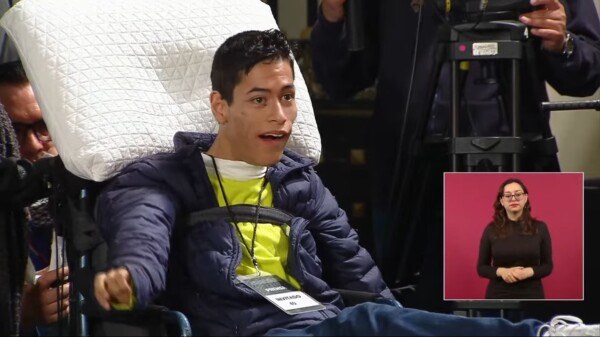 Daniel Robles, hace historia en la mañanera, lleva dos propuestas