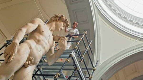 Tras polémica por el David en EU, museo italiano invita a verlo