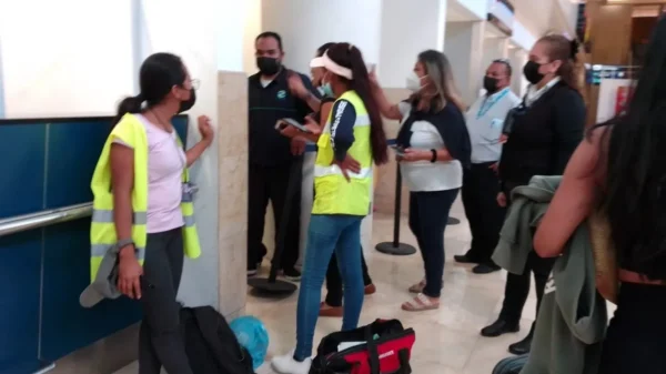 Encuentran feto en un baño de la Terminal 2 del aeropuerto de Cancún.