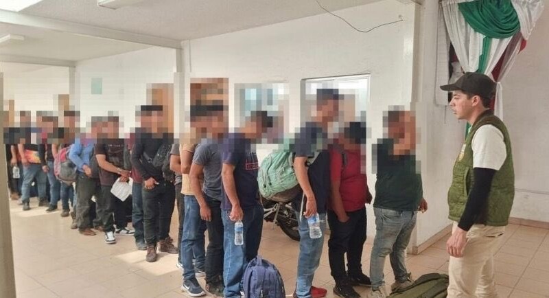 Rescata Migración a 136 extranjeros sin documentos en Puebla.