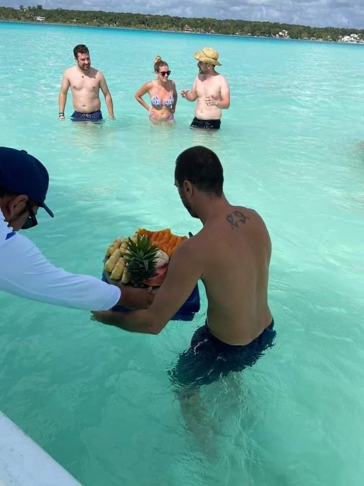 VIRAL: Arman turistas la carnita asada en plena Laguna de Bacalar; el hecho detonó reacciones encontradas en las redes sociales.