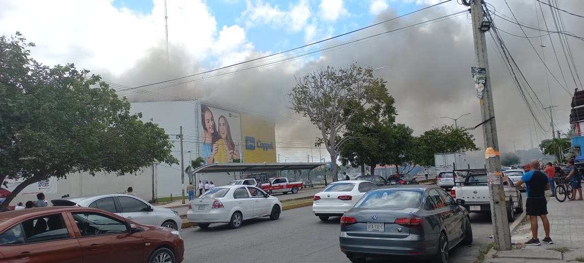 Se incendia Coppel de la avenida Nichupté de Cancún (VIDEO); las autoridades desalojaron a empleados y clientes.