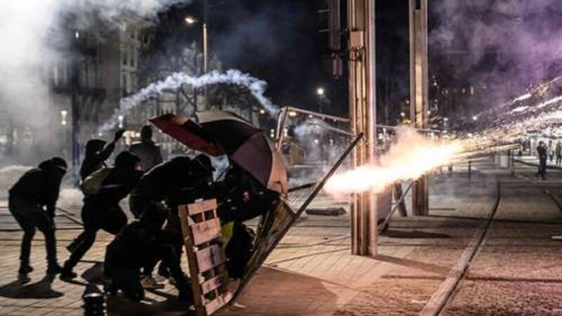 Estalla la ira popular en Francia por reforma de Macron a pensiones