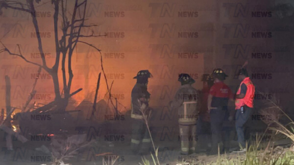 Fuego consume palapas en colonia de Cancún