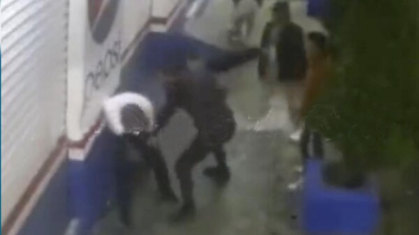 Sujeto defiende a mujer de abuso y tunde a esposo golpeador