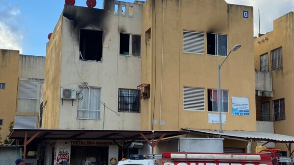 Se quema departamento en el fraccionamiento Puerta del Mar en Cancún (VIDEO).