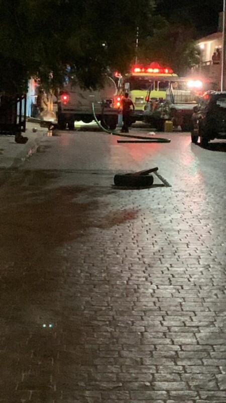 Alarma por fuerte incendio en la zona turística de Puerto Morelos; los bomberos tardaron más de siete horas para controlar el siniestro.