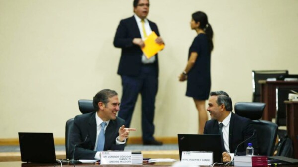 Anuncian renuncia masiva de principales funcionarios del INE