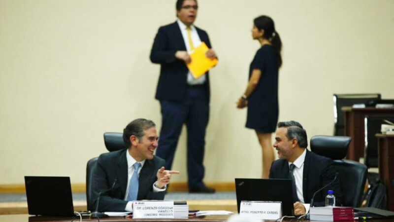 Anuncian renuncia masiva de principales funcionarios del INE