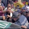 Salvan policias de CDMX a maestra de ser linchada