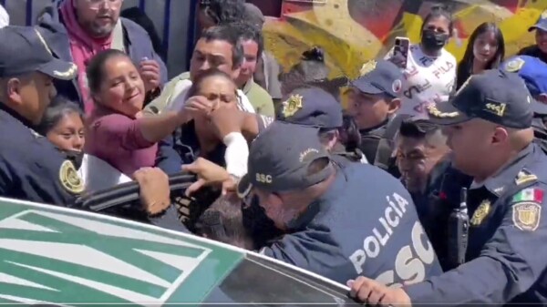 Salvan policias de CDMX a maestra de ser linchada