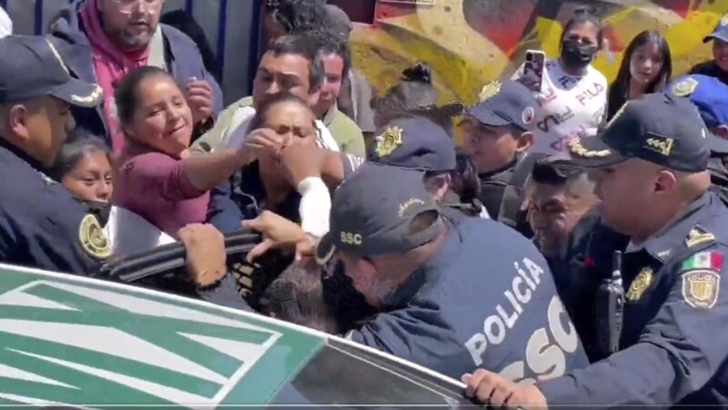 Salvan policias de CDMX a maestra de ser linchada