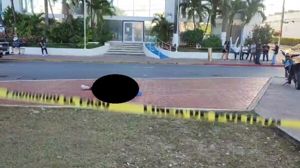 Motociclista pierde la vida tras derrapar en la avenida Tulum de Cancún.
