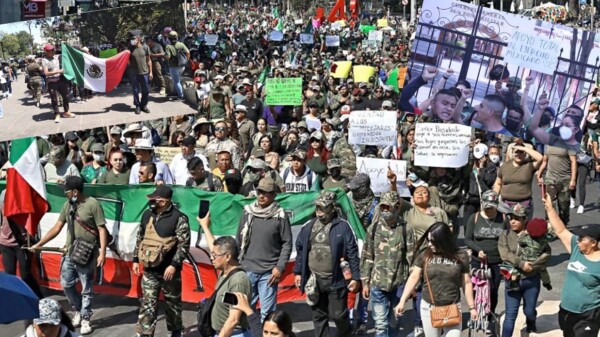 Marchan en varias ciudades de México en favor de militares detenidos