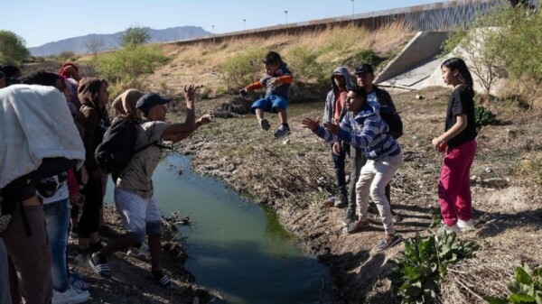 Engañan a migrantes que EU daría asilo; son detenidos y deportados