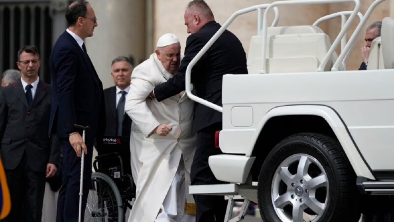 Hospitalizan al papa Francisco, por una infección respiratoria
